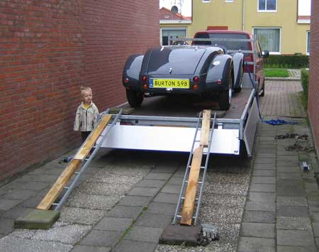 Hij staat er op.